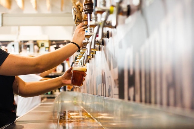 Fernando Sciarra/Estadão Quatro cervejarias promovem troca de alimentos e produtos de higiene por chope.