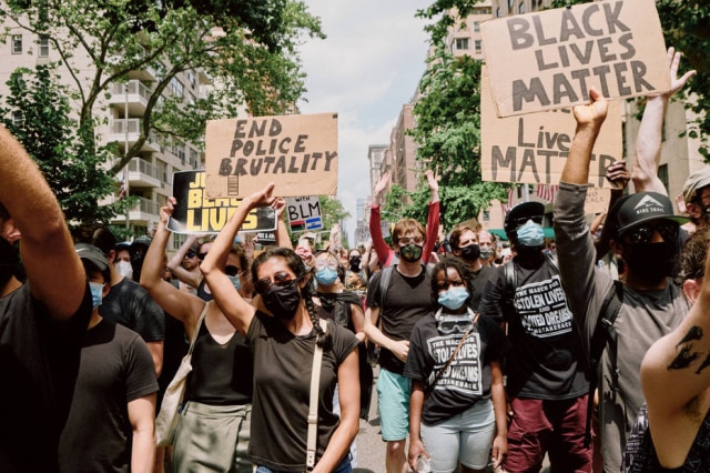 Simbarashe Cha/The New York Times Protestos em todo o mundo levam a mensagem 'Vidas Negras Importam'.