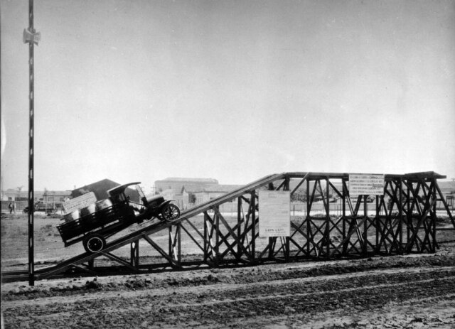 Acervo/Estadão Demonstração da capacidade dos caminhões Ford, década de 1920.