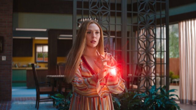 Marvel Studios via AP Elizabeth Olsen é Wanda Maximoff em cena de 'WandaVision'.