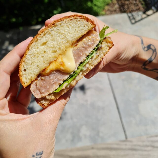 Guilherme Giraldi Tuna burger do Cais, à base de hambúrguer de atum, alface romana e molho caesar, servido no brioche da casa