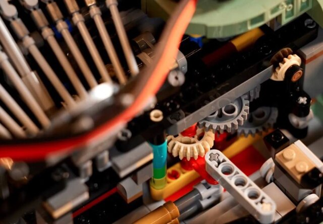 Lego Além do apelo à nostalgia, a empresa ressalta que o modelo vai proporcionar que as novas gerações tenham contato com este objeto pela primeira vez.