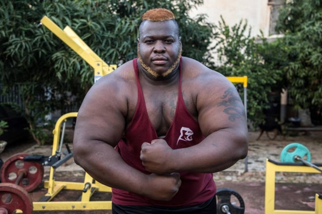OLYMPIA DE MAISMONT / AFP O burquinês Iron Biby é o homem mais forte do mundo