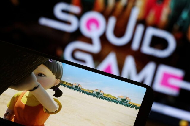 REUTERS/Kim Hong-Ji A série 'Round 6', da Netflix, conhecida como 'Squid Game' no exterior, é exibida em ceular.