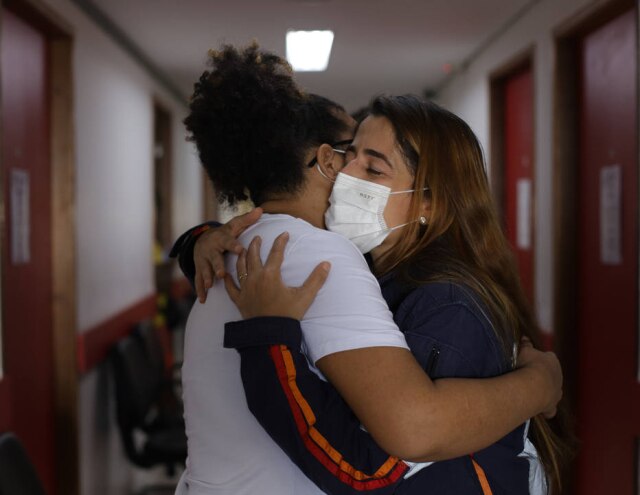 Adilton Venegeroles Joane Souza e Danielle Meira se reencontraram após a recuperação. "Fiquei emocionada", disse Joane.