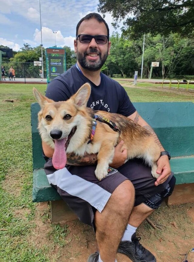Arquivo pessoal O adestrador comportamentalista Thiago Barbieri ressalta que mesmo cães que dormem o dia inteiro ou ficam esperando o retorno dos tutores na porta podem estar em sofrimento emocional.