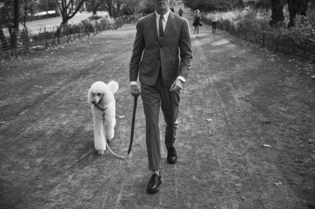 Damon Winter/The New York Times De terno Thom Browne, durante um passeio com o cachorro Harrisson no Central Park.