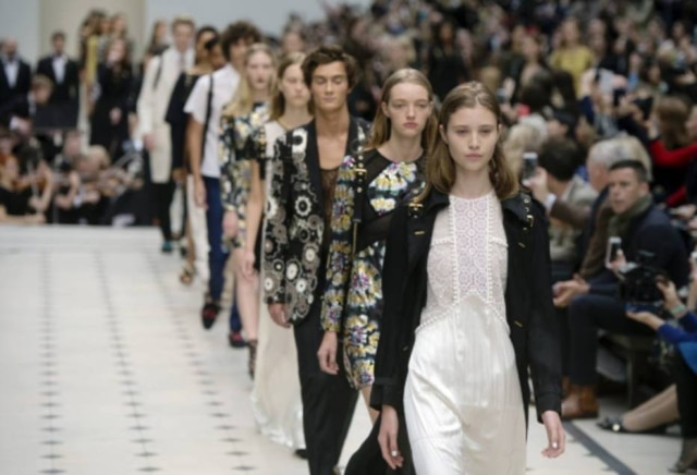 EFE/Hannah Mckay Desfile primavera/verão 2016 da Burberry, em Londres. Marca muda estratégia de vendas para se aproximar dos clientes.