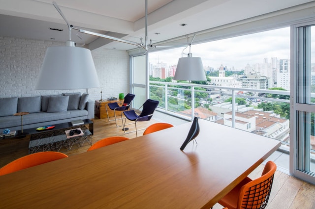 Evelyn Muller / Divulgação A varanda original do apartamento foi incorporada ao estar