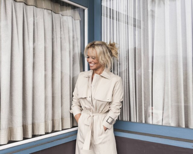 Emily Berl/The New York Times Pamela Anderson posa em sua casa em Hollywood Hills, em Los Angeles