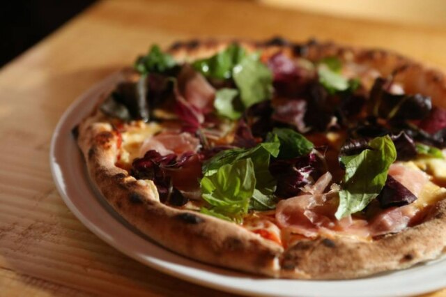 Alex Silva|Estadão Para comer, pizzas individuais de fermentação natural, como essa de presunto parma.