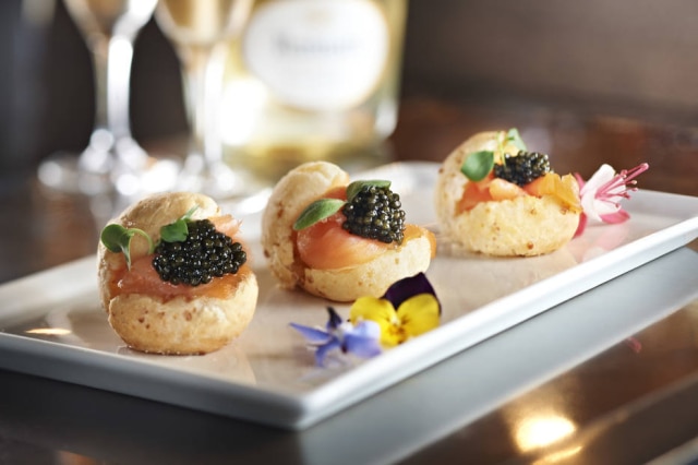 Divulgação De luxo: o restaurante Auberge du Lyon D’Or, uma estrela no Guia Michelin, serve pão de queijo com salmão, caviar e champagne.