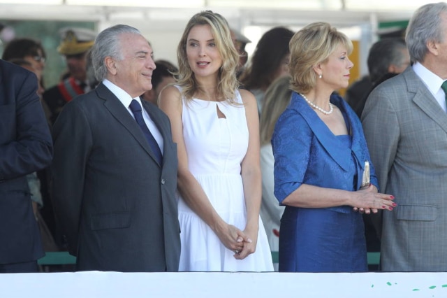 DIDA SAMPAIO/ESTADAO Marcela Temer veste look Luisa Farani no desfile de 7 de setembro, em Brasília.