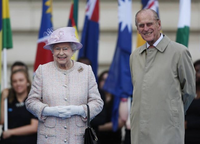 REUTERS/Lefteris Pitarakis Rainha Elizabeth e Príncipe Philip