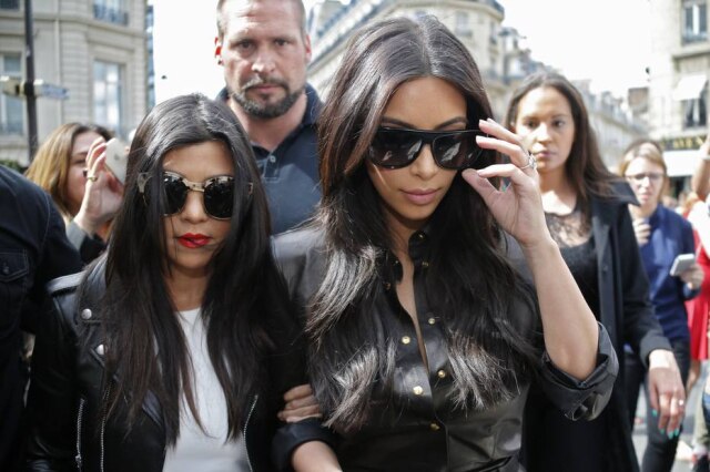REUTERS/Gonzalo Fuentes Kourtney e Kim Kardashian mostram que sempre gostaram de moda