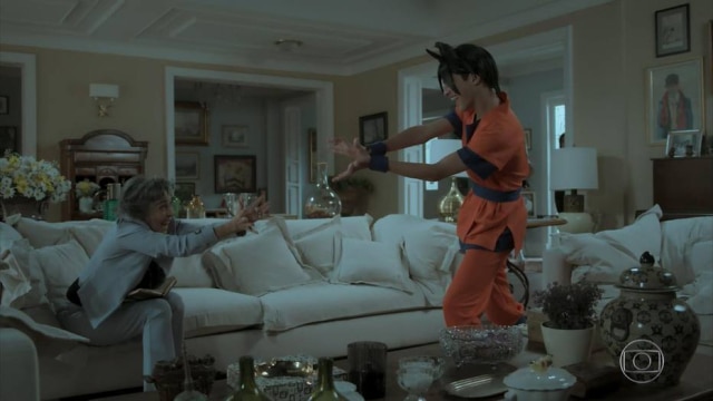 Reprodução de cena de 'A Força do Querer'/Globo Elvira, interpretada por Betty Faria, imitou golpe do personagem de 'Dragonball Z' em 'A Força do Querer'.