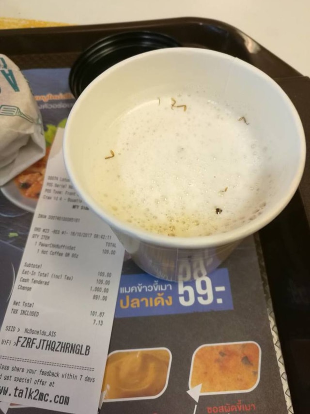 Facebook/Nostalgic Eik? Cliente pediu café no McDonald's e recebeu pedaços de barata junto.