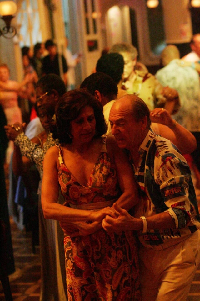 TIAGO QUEIROZ/AE O set de "Chega de Saudade", de Laís Bodanzky, filmado no tradicional salão de bailes União Fraterna, onde a Amapô apresenta sua coleção