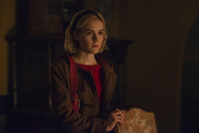 Diyah Pera/Netflix Kiernan Shipka faz o papel principal em 'O Mundo Sombrio de Sabrina'.