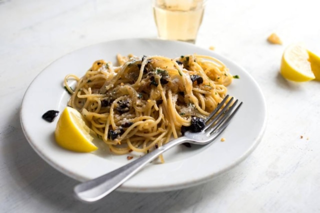 Andrew Scrivani|NYT Espaguete picante com cebolas caramelizadas e ervas.