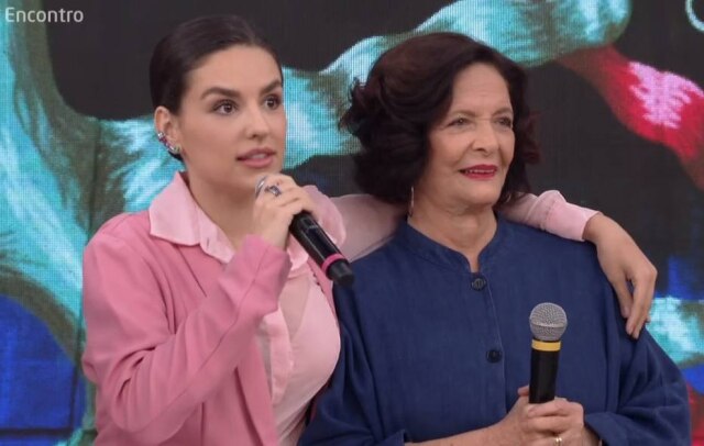Reprodução de cena de 'Encontro com Fátima Bernardes' (2018) / TV Globo Kéfera Buckmann e Heloísa Buarque de Hollanda no 'Encontro'.