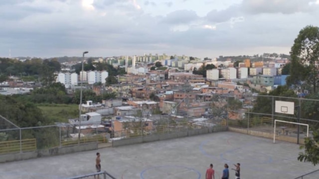 Reprodução de cena de 'Lança' (2018) / Divulgação Essa é a vista da praça do luau Raiz Quadrado, na Cidade Tiradentes.