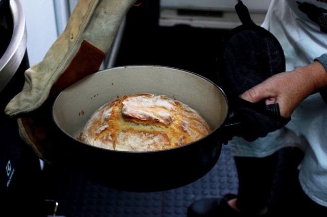 Patrícia Ferraz/Estadão As caçarolas de ferro, ou 'dutch ovens', são perfeitas para assar pães no forno de casa.