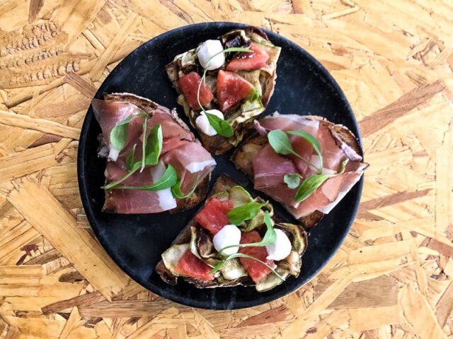 Marco Rangel Para comer por ali. Tostadas com salame, queijo de ovelha , tomate e rúcula ou abobrinha grelhada com queijo fermier e mel