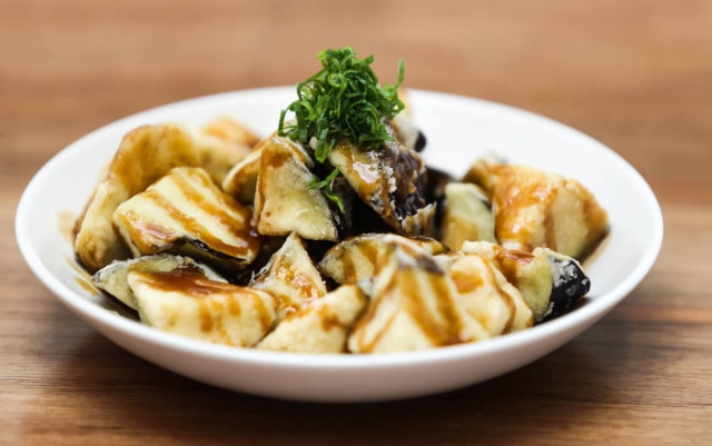 Werther Santana/Estadão Berinjela no missô com shoyu, ela vem em pedaços médios, é empanada e frita. Chega sequinha, macia, levemente adocicada pelo molho.