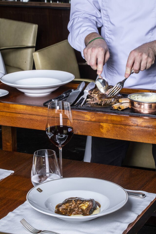Bruno Geraldi Costela de wagyu grelhada e glaceada com purê de batata com queijo minas