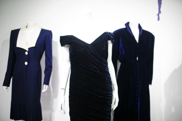 Henry Nicholls/Reuters Ao centro, o vestido que a princesa Diana usou em 1985, quando dançou com o ator John Travolta na Casa Branca.