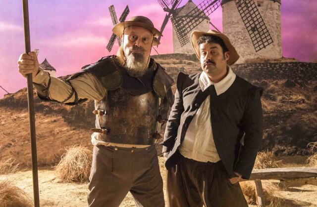 Estevam Avellar / Globo / Divulgação Antonio Fagundes (Alberto / Dom Quixote) e Marcelo Flores (Batista / Sancho Pança) em cena de 'Bom Sucesso', novela das 7 da Globo.