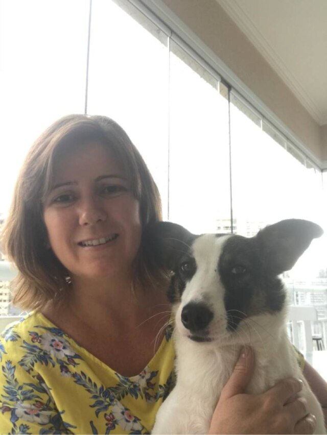 Arquivo pessoal A jornalista Renata Almeida e sua Bernadete, que iniciaram adestramento positivo online