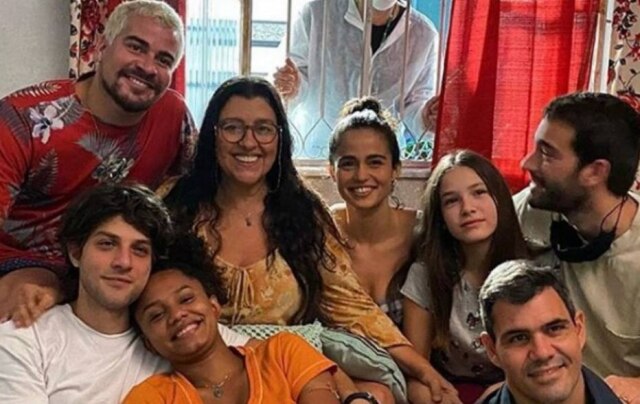 Instagram/ @tgmartins Thiago Martins se despediu de 'Amor de Mãe' com foto ao lado do elenco da novela