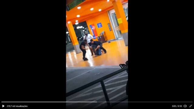 Twitter/Reprodução Vídeo compartilhado nas redes sociais mostra agressões a homem negro no estacionamento do Carrefour