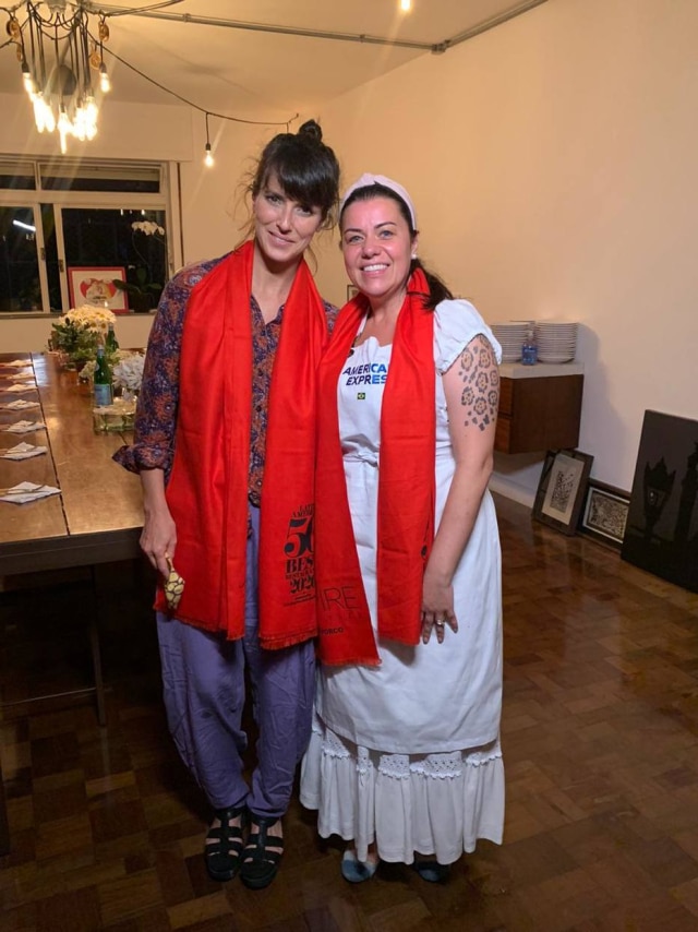Janaina Rueda, que levou o prêmio de chef ícone da América Latina, recebeu Helena Rizzo, do Maní, para acompanhar a cerimônia virtual 