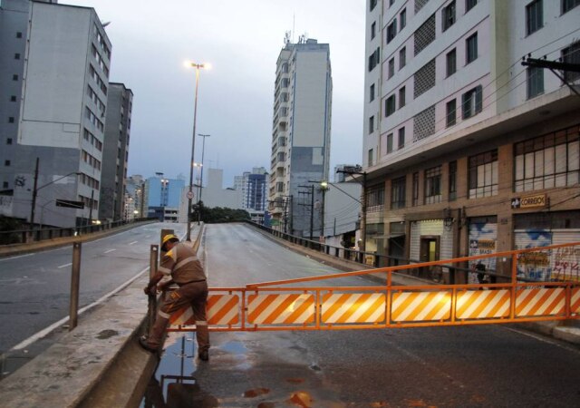 Fernando Dantas/Estadão Agente da CET abre cancela do Minhocão às 6h30 da manhã em 18/1/2011