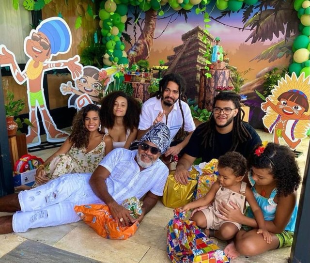 Carlinhos Brown Posta Foto Com Seis Dos Sete Filhos Emais Estadao