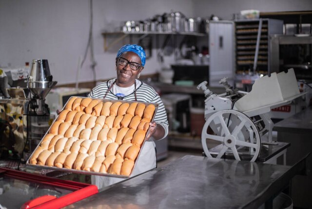 Vovó Tutu faz pães doces para distribuir aos mais necessitados.