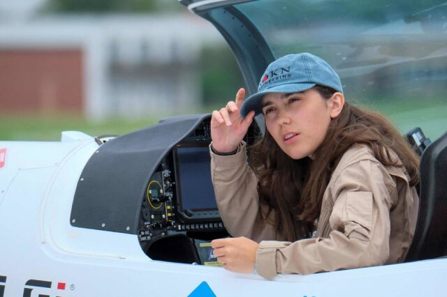 NICOLAS MAETERLINCK / BELGA / AFP Zara Rutherford, uma piloto de 19 anos, decolou nesta quarta-feira,18, da Bélgica em seu ultraleve de dois lugares para a primeira etapa de sua volta ao mundo.