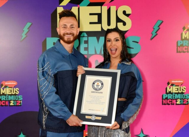 RODRIGO TREVISAN/ GUINNESS WORLD RECORDS Os apresentadores do 'Meus Prêmios Nick 2021' seguram o certificado do Guinness World Records (GWR) depois do evento receber mais 513 milhões de votos