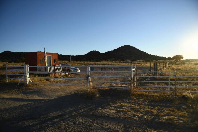 Patrick T. FALLON / AFP Entrada do Bonanza Creek Ranch onde o filme 'Rust' estava sendo filmado em Santa Fé, Novo México.