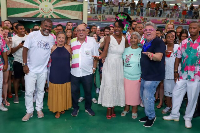 DANIEL PINHEIRO A apresentadora Maju Coutinho visita a quadra da escola de samba carioca Mangueira, na zona norte da capital fluminense, na última sexta-feira,19. Na foto também estão Enildo Viola, produtor da TV Globo, Isabel Reis, primeira dama da Mangueira, Elias Riche, presidente da Mangueira, Chininha, ex-presidente da agremiação e Milton Cunha, carnavalesco.