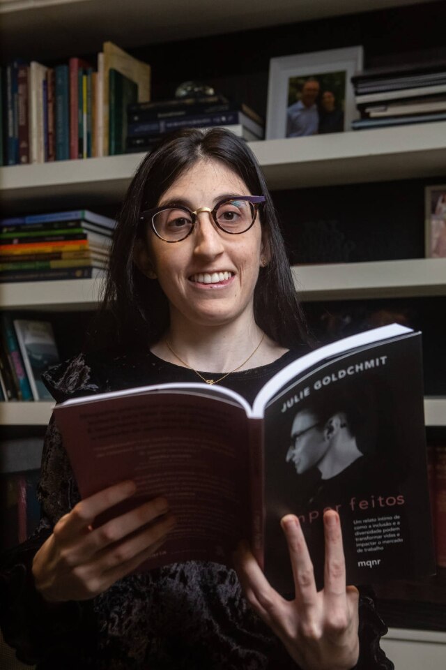 Taba Benedicto Antes de começar a trabalhar na Unilever, Julie Goldchmit, autora do livro 'Imperfeitos', criou uma espécie de guia, com dicas para colegas e outros funcionários saberem como lidar com ela.