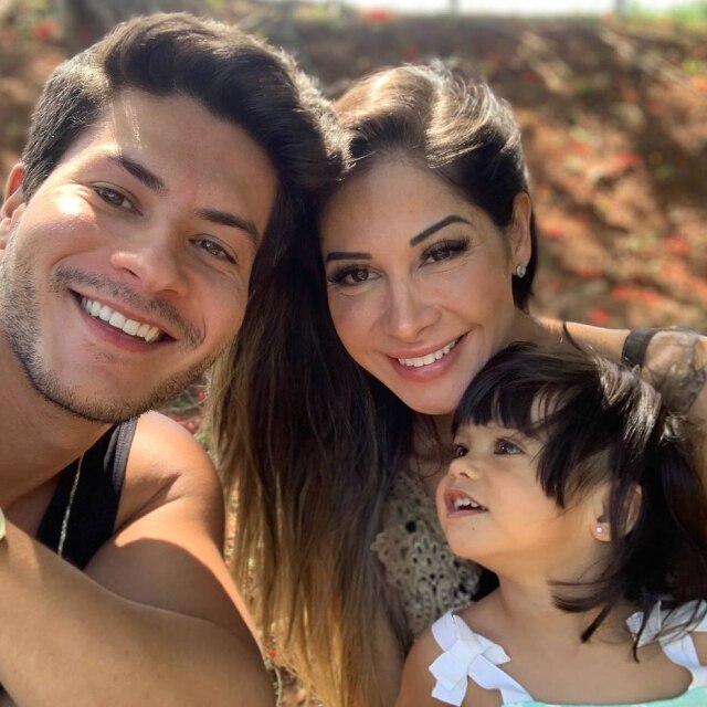 Instagram/@mairacardi e @arthuraguiar Após cinco meses de namoro, Maíra Cardi planejou casamento surpresa com Arthur Aguiar. Em 2018, o casal teve a primeira filha, Sophia.
