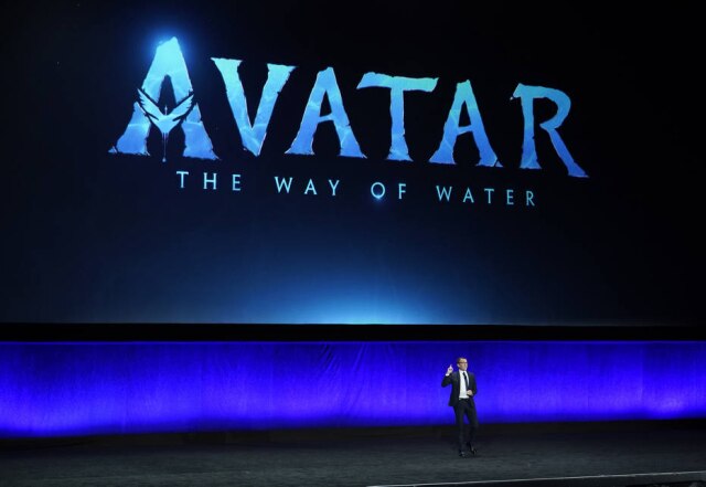 AP Photo/Chris Pizzello Tony Chambers, vice presidente executivo da distribuição teatral dos estúdios Walt Disney, falando sobre o filme 'Avatar: The Way of Water' durante a 'CinemaCon 2022', em 27 de abril de 2022.