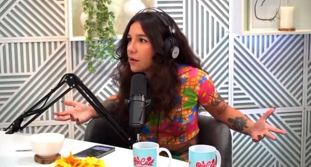 YouTube/Poccast Oficial Priscilla Alcantara em participação no podcast 'Poccast'.