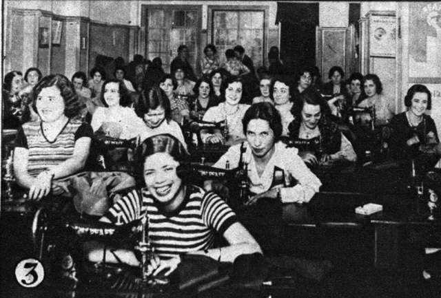 Acervo Voluntárias costuram para as tropas constitucionalistas em oficina montada na Casa Pfaff, na rua Senador Feijó. Imagem publicada no Suplemento Rotogravura de 14/9/1932