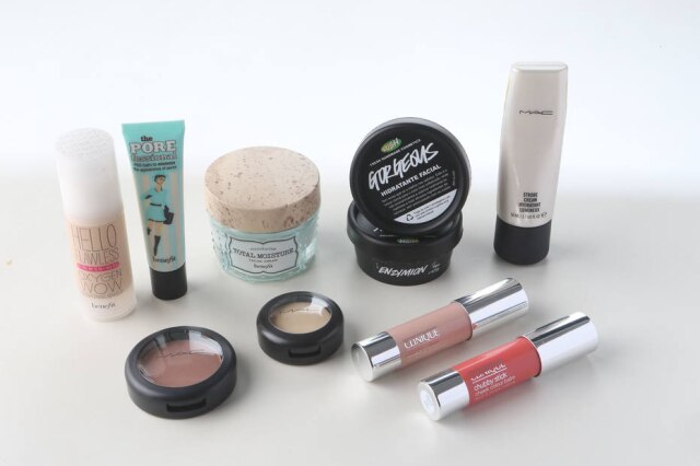 ALEX SILVA/ESTADAO Para a make completa: Base líquida Hello Flawless, Benefit, R$ 179; Primer Porefessional, Benefit, R$ 153; Hidratante Total Moisture, Benefit, R$ 209; Hidratante facial Enzymion, Lush, R$ 106; Hidratante facial Gello Gorgeous, Lush, R$ 298,50; Iluminador Strobe Cream, M.A.C, R$ 153; Blush Harmony, M.A.C, R$ 99; Cream Colour Base Luna, M.A.C., R$ 89; Iluminador Stick Sculpting Highlight, Clinique, R$ 99; Blush em barra Chubby Stick Cheek Colour Balm, Clinique, R$ 99