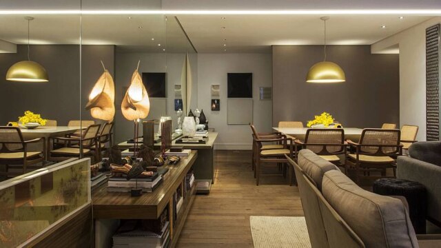 Zeca Wittner/Estadão O LED está muito presente no projeto de iluminação, a exemplo das lâmpadas instaladas na sanca entre o living e a sala de jantar